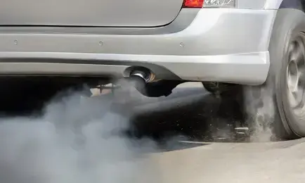 Samochód dymi na czarno. Co to oznacza? Co zrobić, gdy z wydechu leci czarny dym?