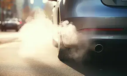 Samochód dymi na biało. Co to oznacza? Co zrobić, gdy z wydechu leci biały dym?
