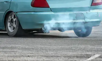 Samochód dymi na niebiesko. Co to oznacza? Co zrobić, gdy z wydechu leci niebieski dym?